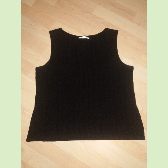 SOLD St. John sweater top m/l - Picture 3 of 4